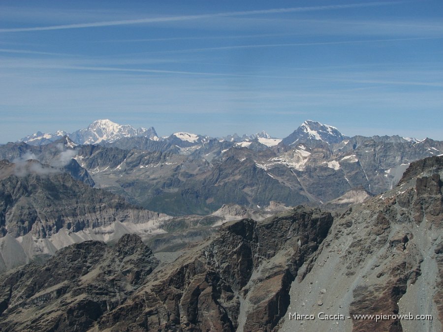 03_Vista verso il Monte Bianco (sn) e Grand Combin (dx).JPG